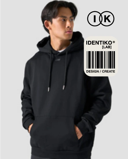 Aplicación de la identidad IDENTIKO en un buzo negro